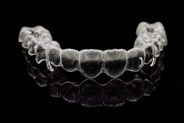 3M Clarity Aligner black bgrd
